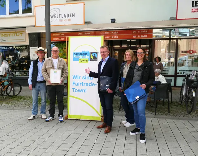 Bei der Übergabe der Urkunde zur Titelerneuerung als „Fairtrade-Stadt“ vor dem Weltladen: (v. l.) Claus Bunte (städtische Wirtschaftsförderung), Robert Toth (Vorstand Eine-Welt-Kreis), Bürgermeister Matthias Baaß, Andrea Ewert und Marion Froschauer (Hauptamt, Steuerungsgruppe Fairtrade). | Foto: Stadt Viernheim