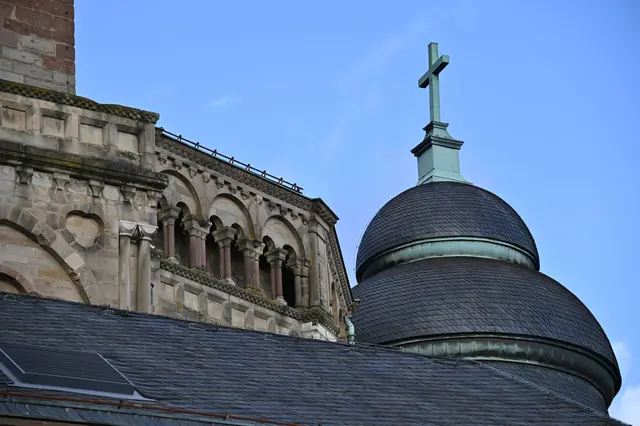 Laut Bistum Trier ist auch eine kirchenrechtliche Voruntersuchung gegen den Mann eingeleitet worden. (Archivbild) | Foto: Harald Tittel/dpa