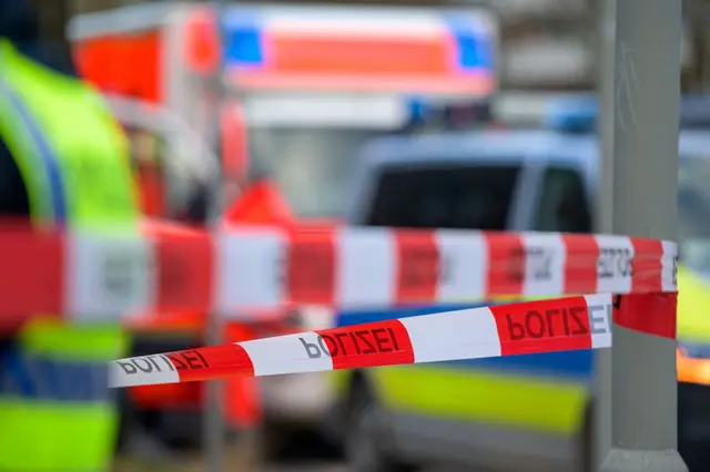 Polizei findet zwei schwer verletzte Männer in Markgröningen. (Symbolbild) | Foto: Jonas Walzberg/dpa