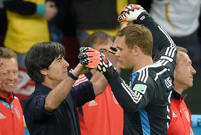 Manuel Neuer (r) war in der Amtszeit von Bundestrainer Joachim Löw immer die Nummer eins im Tor. (Archivbild) | Foto: picture alliance / dpa