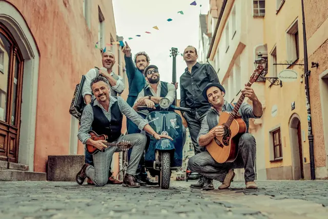 Sommerabend in Pirmasens: Auf dem Platz läuft Live-Musik, viele bleiben spontan zum Zuhören und Tanzen stehen. | Foto: Stadt Pirmasens