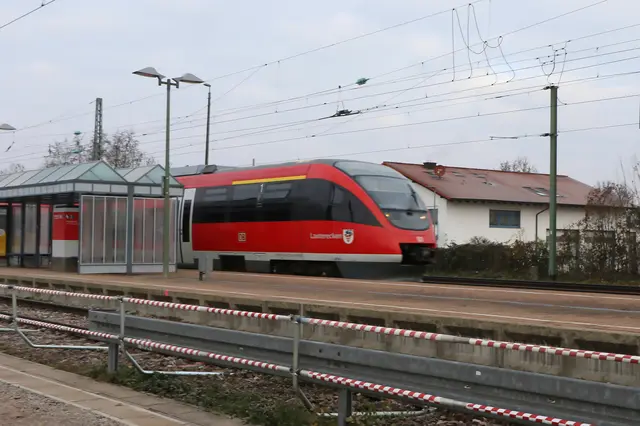 In einer Regionalbahn zwischen Karlsruhe und Landau eskalierte ein Streit zwischen einem Fahrgast und einem Sicherheitsmitarbeiter. Beide Männer wurden bei einem Gerangel am Bahnhof Winden verletzt. | Foto: Heike Schwitalla