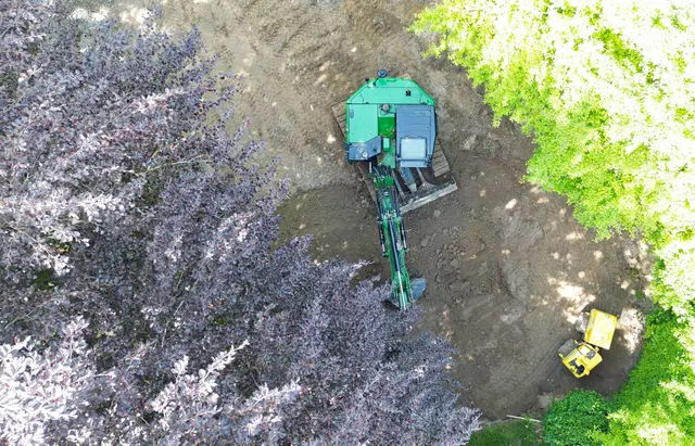 Beim Buddeln im Garten muss man aufpassen. | Foto: Bernd Weißbrod/dpa