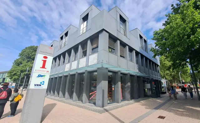 Die meisten dieser kostenlosen Führungen zum 750-jährigen Bestehen der Stadt Kaiserslautern starten an der Tourist Information | Foto: Monika Klein