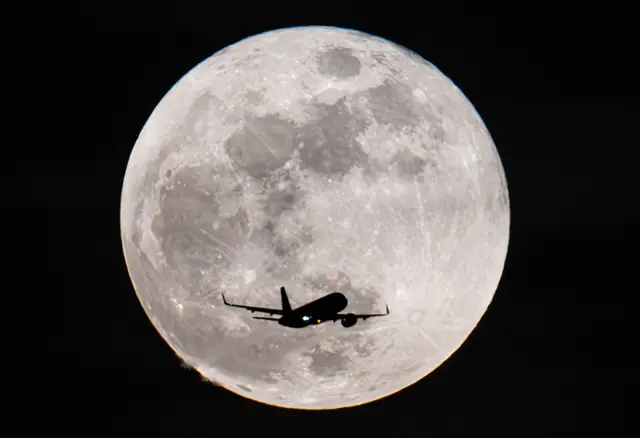 Mondpreis fürs Flugticket muss nicht sein: Wer flexibel bei Tagen und Uhrzeiten ist, findet oft günstigere Flüge. | Foto: dpa