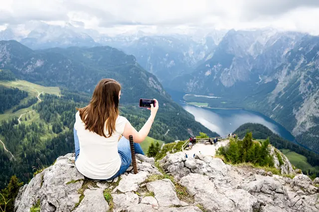 Einbruch im Urlaub: Ein Klick fürs Album – und manchmal ein Hinweis für falsche Leute. Urlaubspläne in Social Media am besten nicht öffentlich teilen. | Foto: dpa