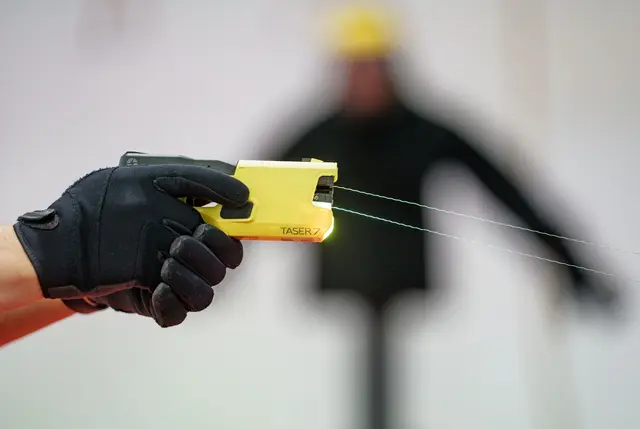 Die Zahl der Einsätze von Tasern ist in den vergangenen beiden Jahren zurückgegangen (Symbolbild) | Foto: Axel Heimken/dpa