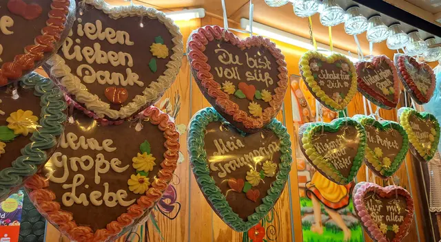 Zwischen Lebkuchenherzen, Fahrgeschäften und Musik herrscht auf der Lautrer Maikerwe wieder typische Volksfeststimmung. | Foto: Monika Klein