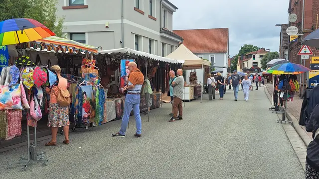 Schlendern mit Erlebnisfaktor: Besucherinnen und Besucher des Weilerbacher Bauernmarktes im vergangenen Jahr | Foto: Monika Klein