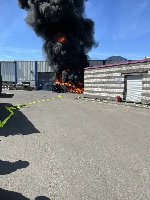 Im Industriegebiet von Baumholder brannte gelagerter Elektroschrott auf dem Gelände eines Recyclingbetriebs. Laut Polizei bestand für die Bevölkerung zu keinem Zeitpunkt Gefahr durch Rauch. | Foto: Polizeidirektion Trier