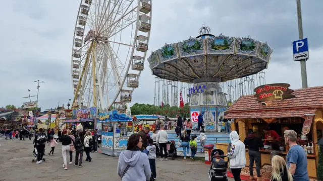 Wenn das Riesenrad auf dem Messeplatz aufgebaut ist, beginnt für viele in Kaiserslautern die schönste Zeit des Frühsommers | Foto: Ralf Vester