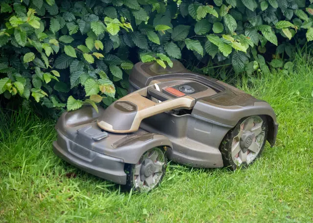 In Deutschland gibt es noch kein generelles Nachtfahrverbot für Mähroboter. (Archivbild)  | Foto: Monika Skolimowska/dpa