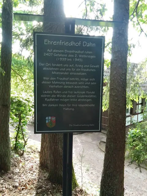 Hinweisschild am Ehrenfriedhof Dahn | Foto: Barbara Schwarz