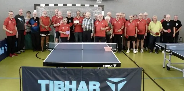 Die Vertreter der PPP-Abteilung des Speyrer TTC unter Leitung von Chris Weber und Trainer Klaus Niebes freuen sich über die Privatspende in Höhe von. 1.000 Euro von Otto Lanig (85, Mitte). | Foto: Hebrank