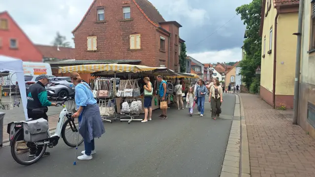 Zwischen regionalen Spezialitäten, Handarbeiten und Dekoartikeln herrscht auf dem Bauernmarkt buntes Treiben | Foto: Monika Klein