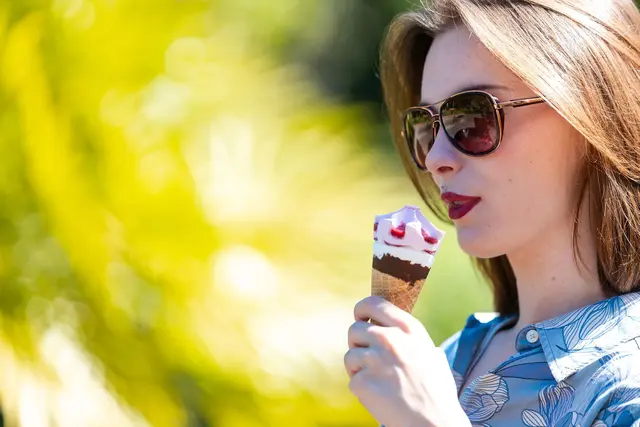 Temperaturen von teils über 31 Grad – perfektes Wetter für ein Eis. | Foto: Laszlo Pinter/dpa