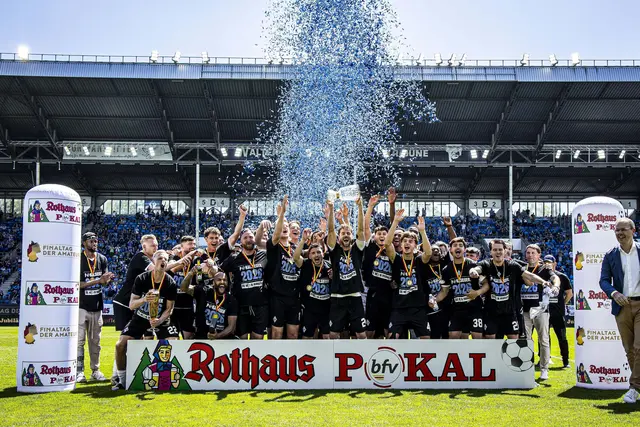 Waldhof Mannheim feiert nach dem 3:0-Finalsieg gegen den VfR Mannheim den Gewinn des badischen Fußballpokals.
 | Foto: Adler/PIX-Sportfotos