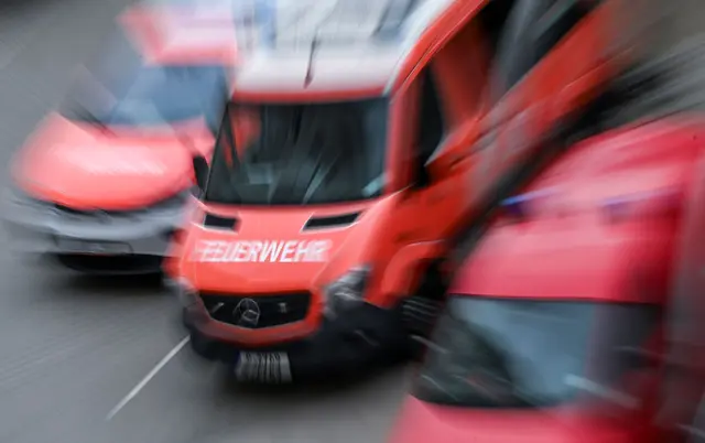 Vier Bewohner des Hauses mussten von den Einsatzkräften der Feuerwehr befreit werden. (Symbolbild) | Foto: Jens Kalaene/dpa