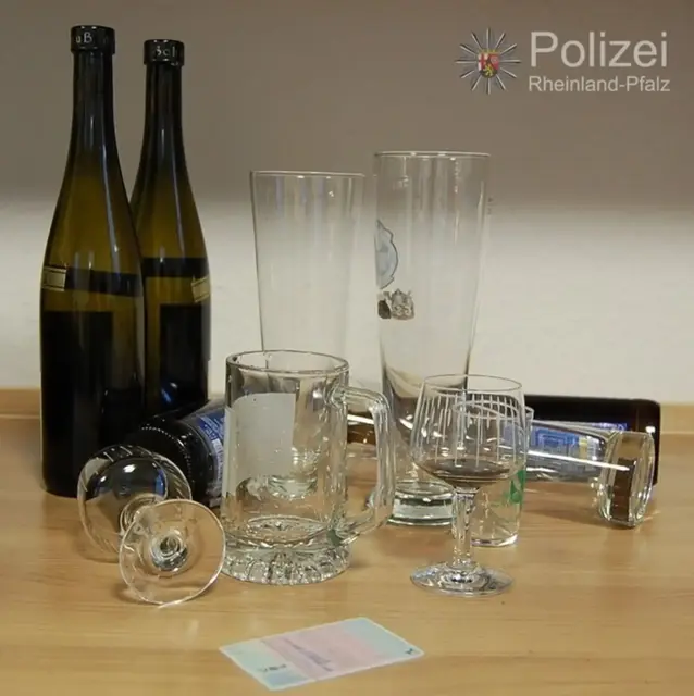 Nach einem Kneipenbesuch streifte ein 30‑jähriger Autofahrer in Grünstadt ein geparktes Auto und fuhr weiter. Die Polizei traf ihn später zu Hause an – eine Blutprobe wurde angeordnet. | Foto: Polizei Rheinland-Pfalz