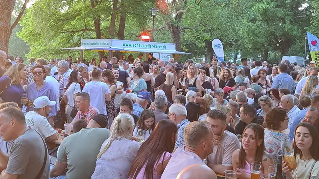 Kaum ein Platz blieb frei: Bereits am frühen Abend war der Bereich vor der Bühne dicht gefüllt | Foto: Monika Klein