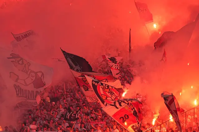 Fans zünden beim Pokalfinale Pyrotechnik.  | Foto: Michael Kappeler/dpa