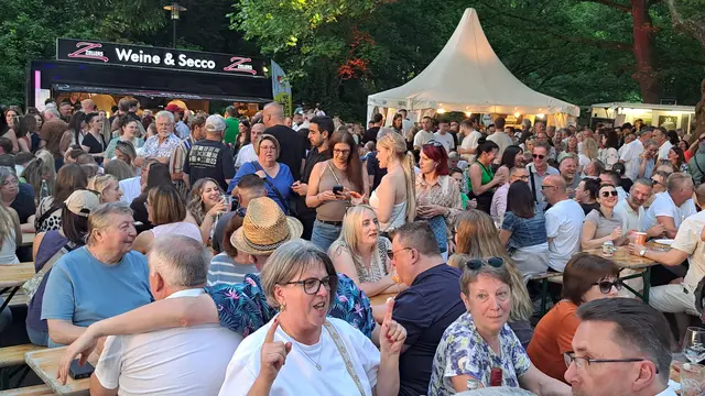Sommerliche Temperaturen und Live-Musik: „Wein im Park 2026“ lockte zahlreiche Besucher in den Volkspark Kaiserslautern | Foto: Monika Klein