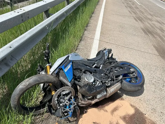 Auf der A6 bei Wattenheim ist ein 26-jähriger Motorradfahrer schwer verunglückt. Der Mann wurde nach dem Zusammenstoß mit der Schutzplanke per Rettungshubschrauber in ein Krankenhaus gebracht. | Foto: Polizeiautobahnstation Kaiserslautern und Zentrale Verkehrsdienste