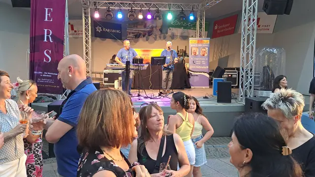 Das Duo Fair Play brachte mit Hits aus den 1980er- und 1990er-Jahren viele Besucher zum Mitsingen und Tanzen | Foto: Monika Klein