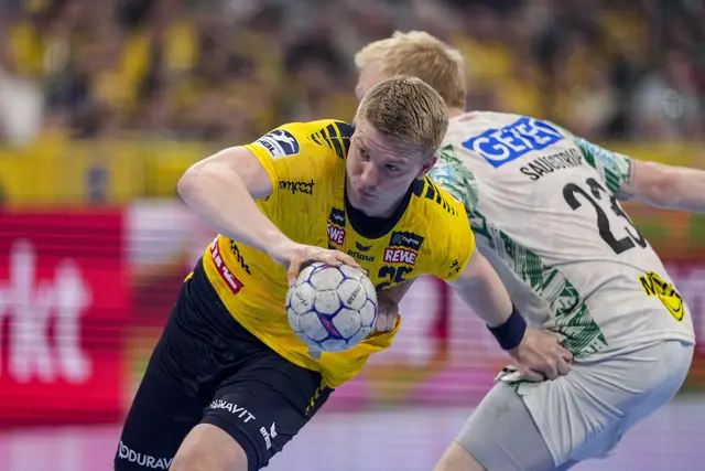 Löwenspieler Haukur Thrastarson setzt sich gegen Magdeburgs Magnus Saugstrup durch.  | Foto: Zimmermann/PIX-Sportfotos