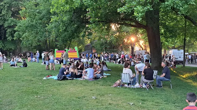 Erwachsene jeden Alters und Familien nutzten das sommerliche Wetter, um gemeinsam einen entspannten Tag bei „Wein im Park“ zu verbringen | Foto: Monika Klein
