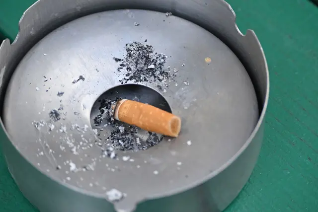 Das neue Gesetz dehnt das Rauchverbot auf weitere Orte aus, an denen häufig Kinder und Jugendliche unterwegs sind. (Symbolbild) | Foto: Anna Ross/dpa