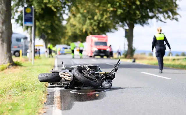 Der Motorradfahrer starb noch an der Unfallstelle. (Symbolbild) | Foto: Julian Stratenschulte/dpa