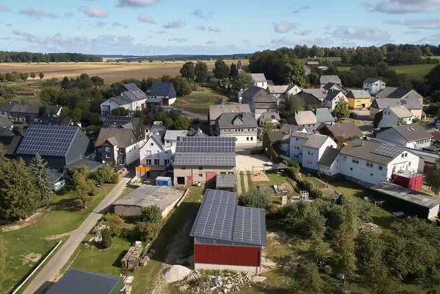 Viele Kommunen können nach Einschätzung der Energieagentur mit Erneuerbaren Geld sparen. (Symbolbild) | Foto: Thomas Frey/dpa