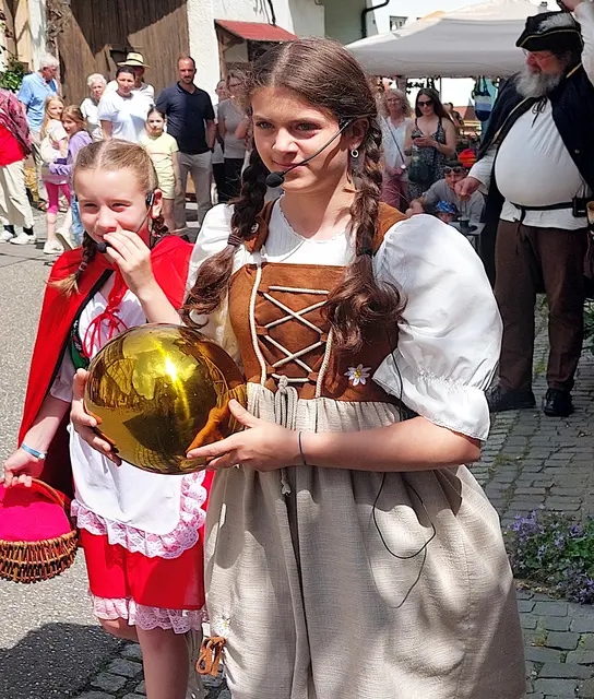 Dörrenbacher Straßentheater: Gretel ("Hänsel und Gretel") und Prinzessin ("Froschkönig"). Foto Hermes | Foto: Hermes Peter Herrmann