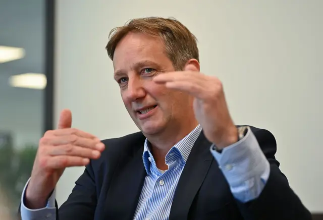Mike Kammann erklärt, wie er den Koalitionsvertrag der neuen Landesregierung in Baden-Württemberg einordnet. | Foto: Katharina Kausche/dpa