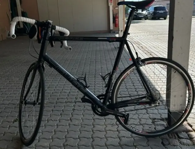 Ein 40-jähriger Mann fuhr auf dem Standstreifen der A65 mit einem Rennrad – und gab bei der Kontrolle an, das Fahrrad gestohlen zu haben. Die Polizei sucht nun den rechtmäßigen Besitzer des Cube-Rennrads. | Foto: Polizeidirektion Landau