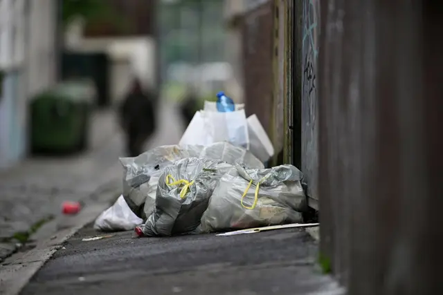 Säckeweise Müll in den Straßen. (Symbolbild) | Foto: Marijan Murat/dpa