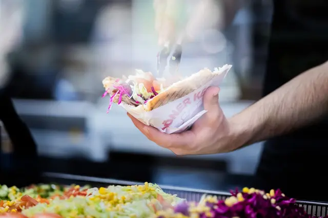 Erst flog ein Döner - dann entwickelte sich Streit mit mehreren Verletzten. (Symbolbild) | Foto: Christoph Soeder/dpa