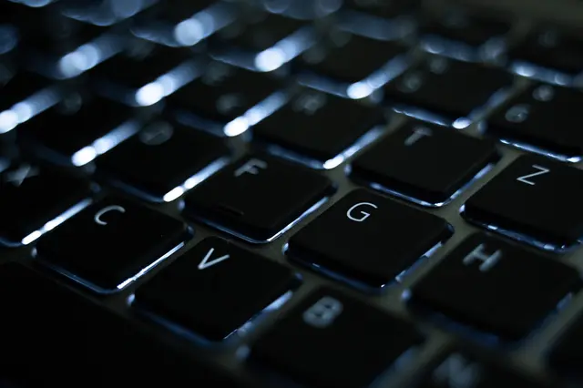 Mehr als eine Million Euro Schaden entstand durch den Diebstahl der Laptops. (Symbolbild) | Foto: Helena Dolderer/dpa