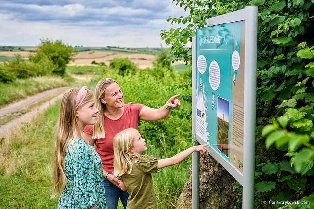 Der Spürnasenweg widmet sich auf acht Stationen den Themen Umwelt- und Naturschutz sowie den Tieren, die rund um den Wartturm leben | Foto: Florian Trykowski/Donnersberg-Touristik-Verband e.V./gratis