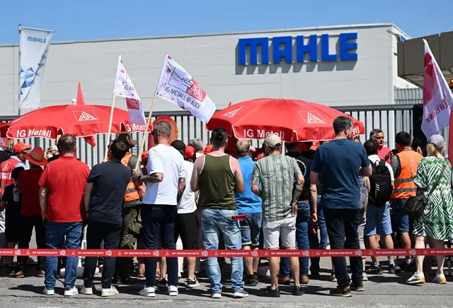 Beschäftigte des Autozulieferers Mahle nehmen vor dem Werk an einem unbefristeten Streik teil. | Foto: Sven Hoppe/dpa