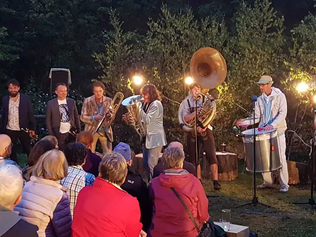Zwischen Blätterrauschen, Abendsonne und Live-Musik sorgen die Wandermusikanten bei der „Waldklassik“ wieder für besondere Atmosphäre | Foto: Klaus Platz/gratis