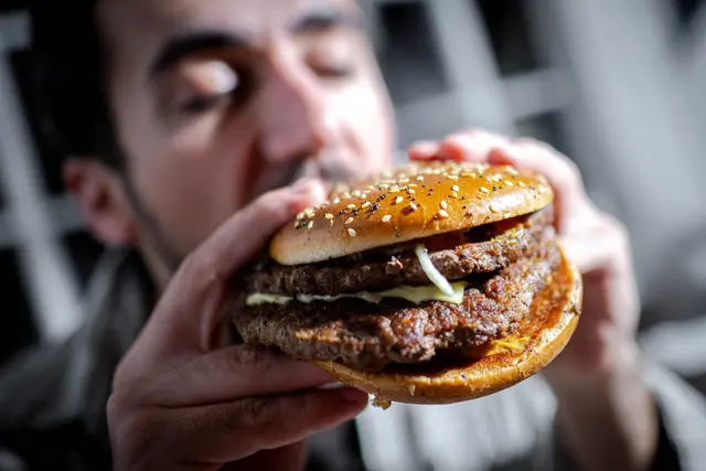 Die Stiftung Warentest hat 10 klassische Pattys aus Rindfleisch und 10 vegetarische Alternativen untersucht. | Foto: dpa