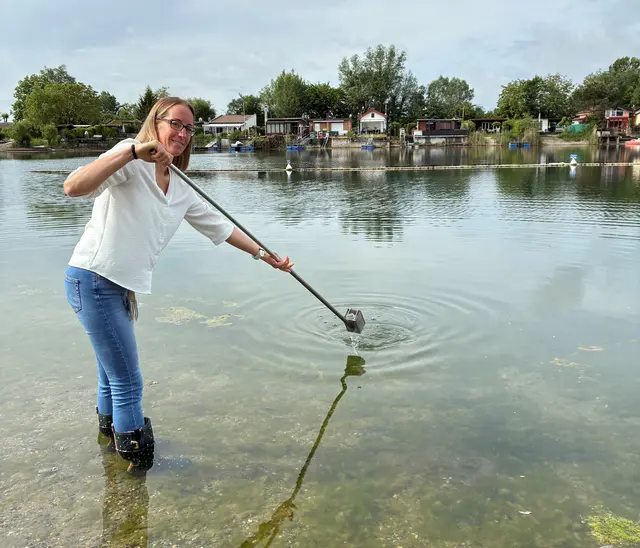 Elisabeth Rudolf vom Gesundheitsamt des Rhein-Neckar-Kreises entnimmt am Hohwiesensee in Ketsch eine Wasserprobe. Bis Mitte September kontrolliert das Gesundheitsamt die Wasserqualität der offiziellen Badeseen im Landkreis regelmäßig. | Foto: Landratsamt Rhein-Neckar-Kreis