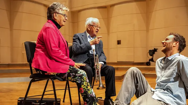 Terra Xplore: Leon Windscheid trifft den 102-jährigen Trompeter Franz Bilzer und spricht über Longevity und das Älterwerden. | Foto: ZDF, Foto: Marius Fuchtmann