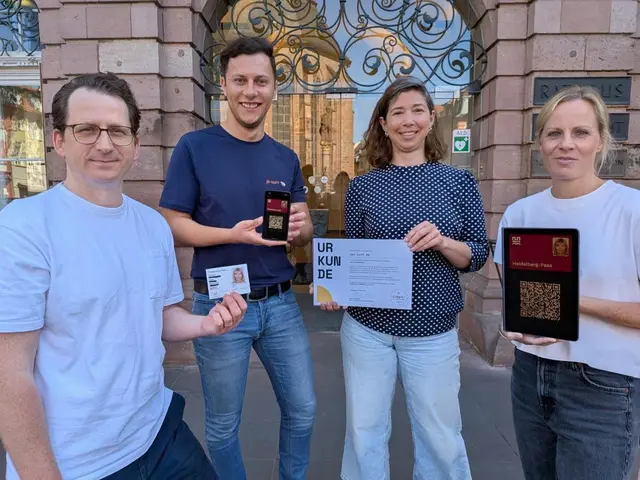 Die Innovationsabteilung im Referat des Oberbürgermeisters mit Lena Lenz
(rechts), Mareike Rimmler und Sascha Verhoeven (links) setzt in enger
Zusammenarbeit mit dem Amt für Bürgerdienste und Zuwanderung, dem Amt für Digitales und Informationsverarbeitung sowie dem Heidelberger IT-Lösungsanbieter j&amp;s-soft um Michael Feygelman (2. von links) das Pilotprojekt zur Entwicklung eines digitalen Heidelberg-Passes um | Foto: Stadt Heidelberg