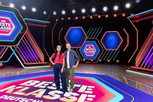 Die beste Klasse Deutschlands: Clarissa Corrêa da Silva und Tobias Krell moderieren das Superfinale mit vier Klassen. | Foto: KiKA - Der Kinderkanal ARD/ZDF, Foto: Steffen Becker