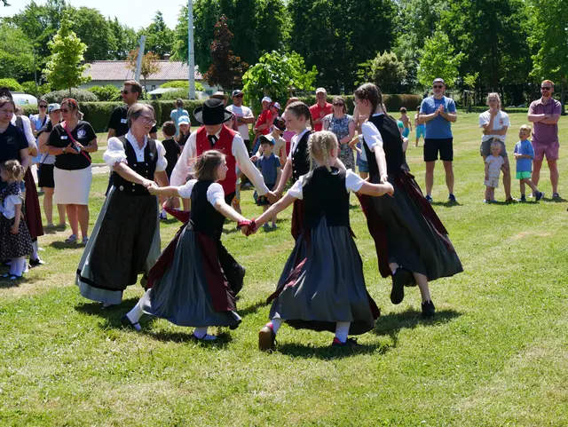 Mit traditionellen Tänzen sorgte die Mußbacher Trachtengruppe zur Saisoneröffnung des Schwimmbads für einen stimmungsvollen Auftakt. | Foto: Luisa Klemm/gratis