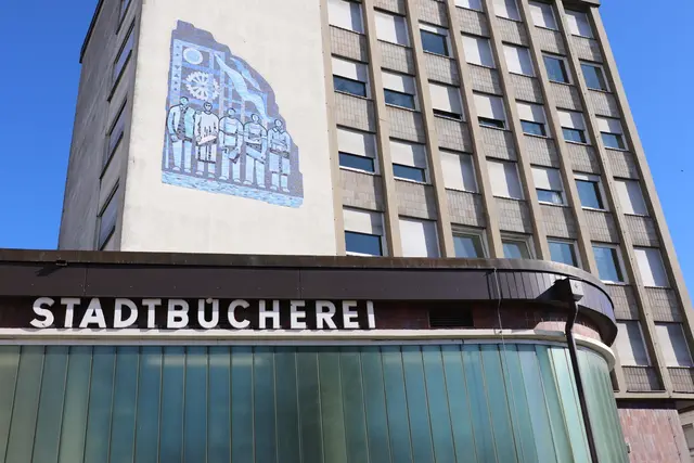 Viele lesen inzwischen digital. In Pirmasens zeigt ein Workshop, wie die Onleihe auf dem eigenen Gerät funktioniert. | Foto: Stadt Pirmasens