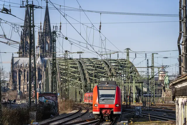Ein Regionalzug der Deutschen Bahn ist entlang des Rheins unterwegs. Auf den Mosel Strecken zwischen Trier, Koblenz und Perl Schengen können nun Städte und Gemeinden Namensgeber für neue Züge werden. | Foto: Deutsche Bahn AG / Michael Neuhaus